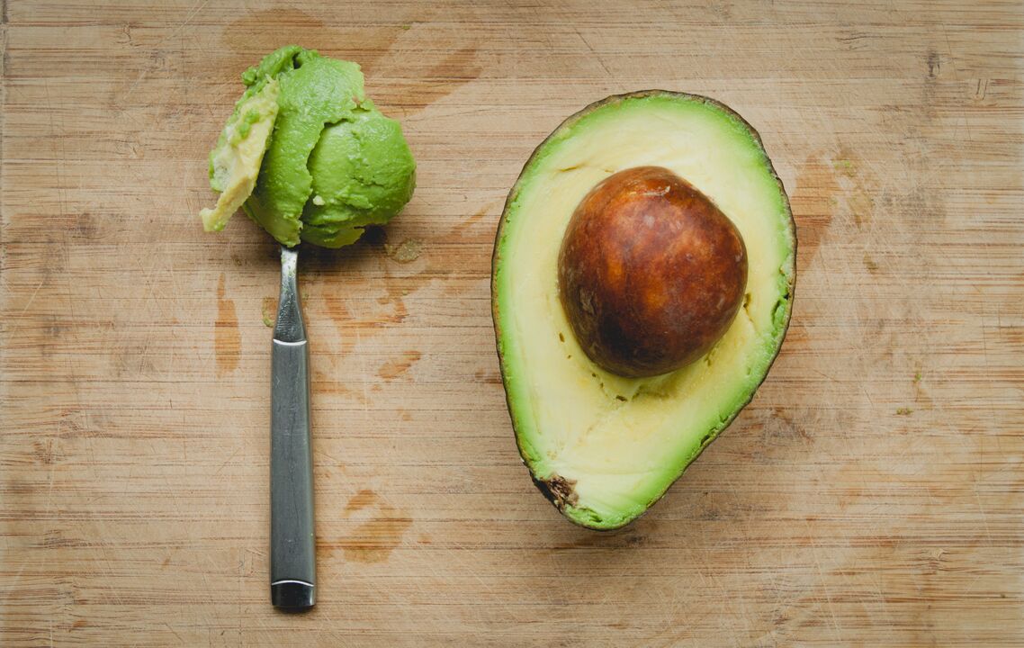 Avocados sind aufgrund ihres hohen Gehalts an pflanzlichen Fetten und Proteinen auf dem Keto-Diät-Menü enthalten. 