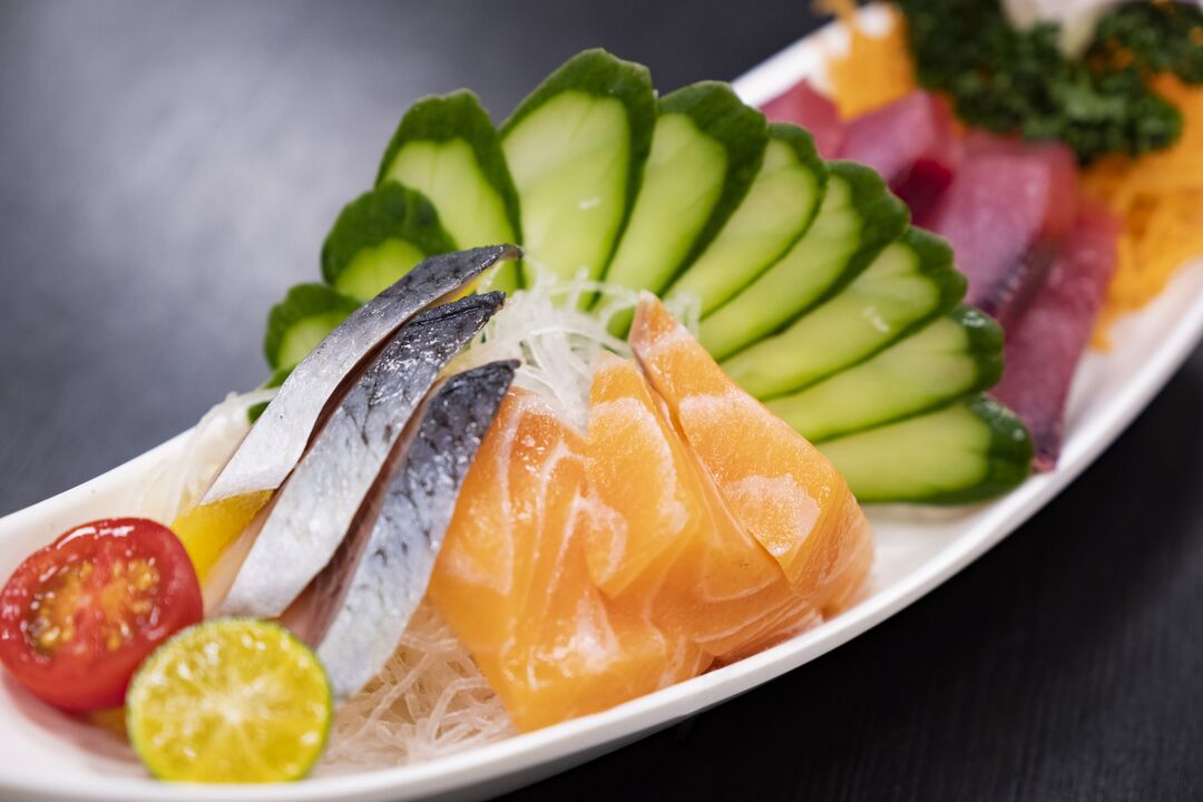 Fisch und Gemüse sind gesunde Bestandteile einer kohlenhydratarmen ketogenen Ernährung