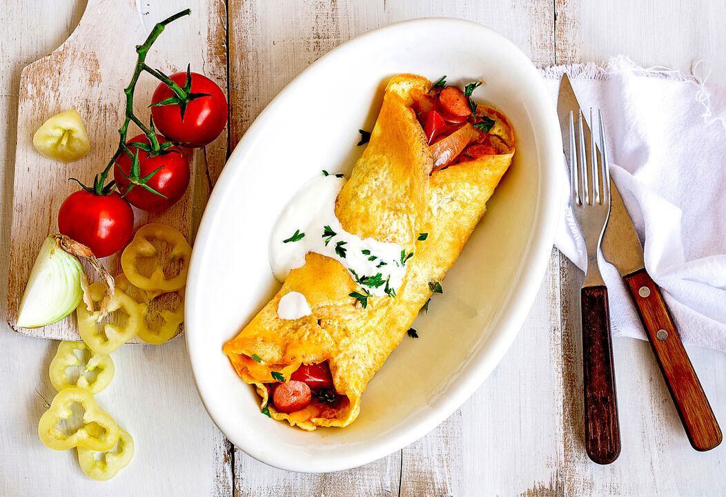 Zum Frühstück essen Keto-Abnehmende ein Omelette mit Käse, Gemüse und Schinken