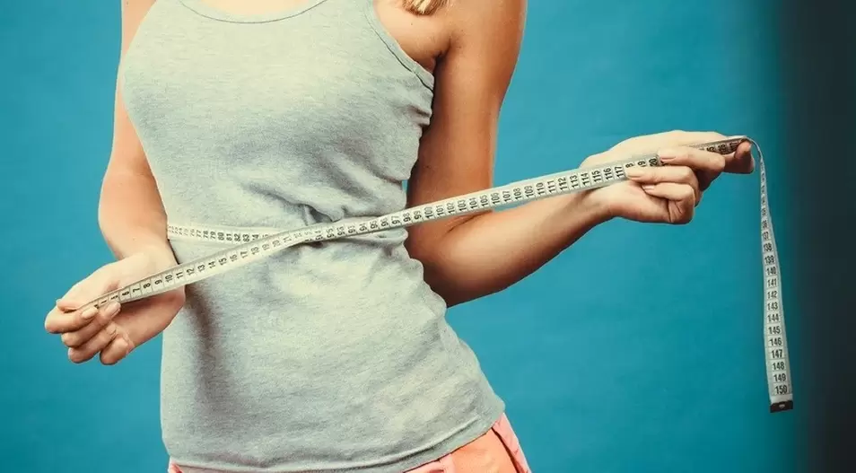 Schlankes Mädchen korrigiert Gewichtsverlustergebnisse in einer Woche